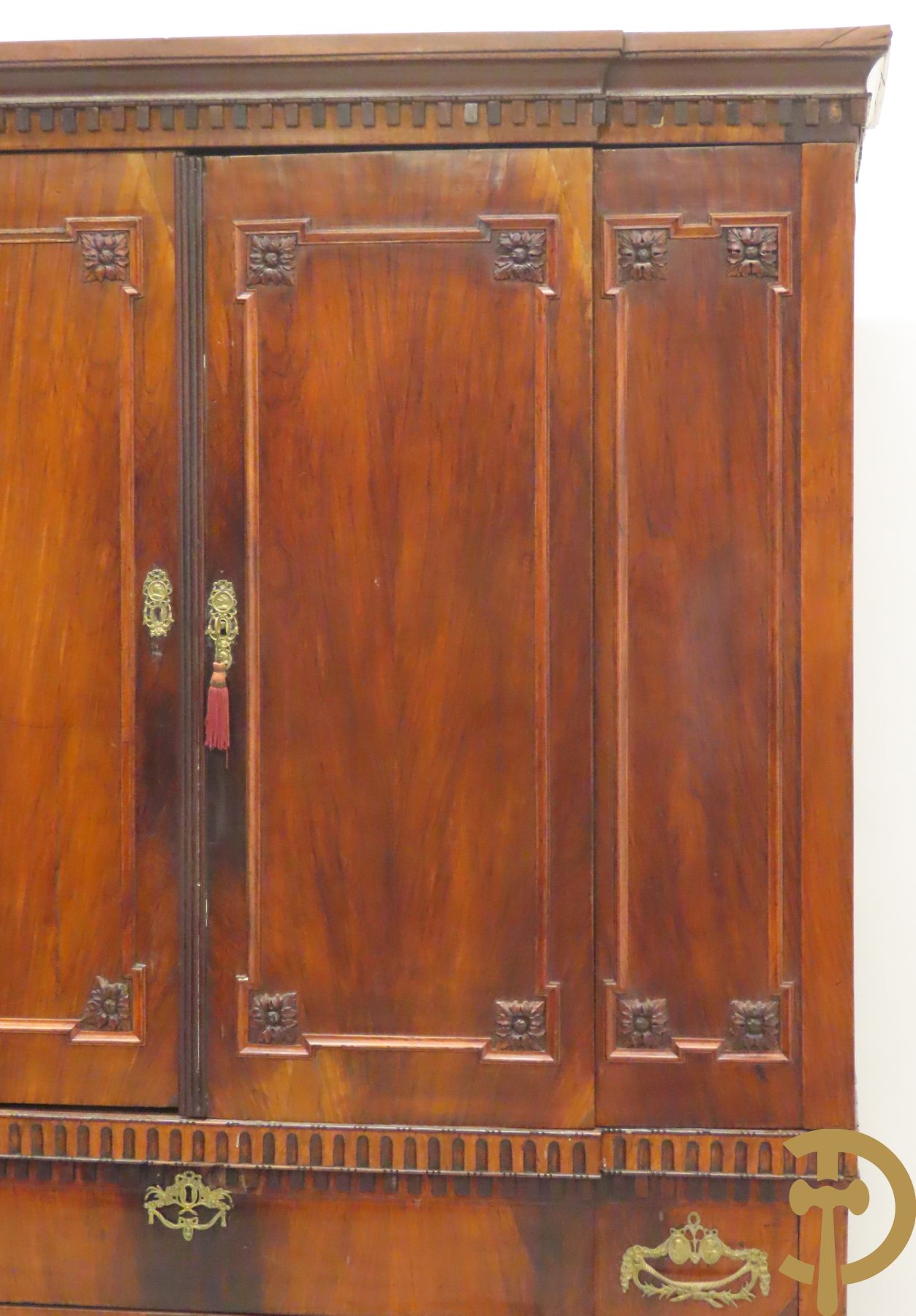 Mahoniehouten tweeledige kast - onderaan met 3 lades en bovenaan met 2 deuren met Louis XVI motieven