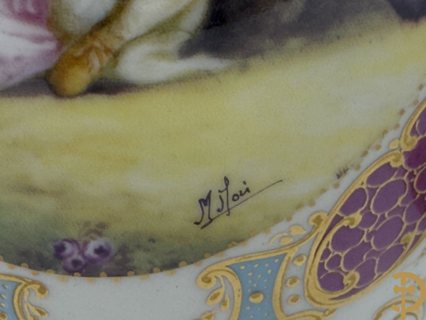 Paar porseleinen Sèvres stijl dekselpotiches met dubbel bedrukt romantisch decor en bezet met bronzen ornamenten