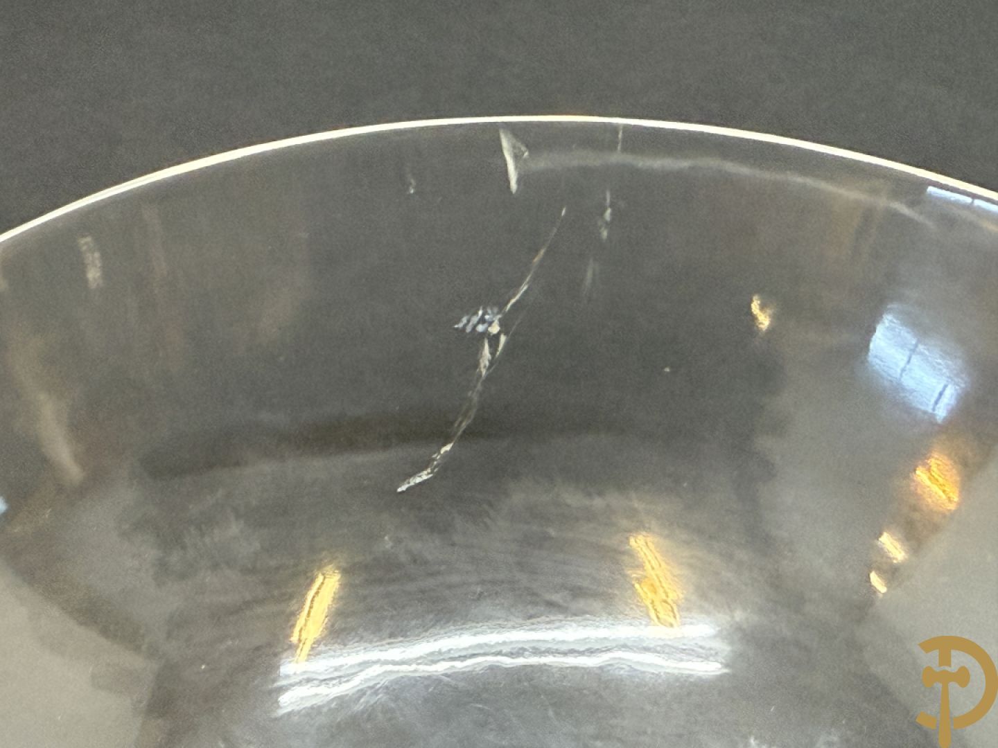 Wolf Helmut (getekend onderaan) Gepolierde schaal/bowl van doorschijnend bergkristal met rechte rand (scherfje aan voet) onder getekend WOLF H. (Steinbildhauer, Edelsteingestalter, aus Kirschweiler, Idar-Oberstein),