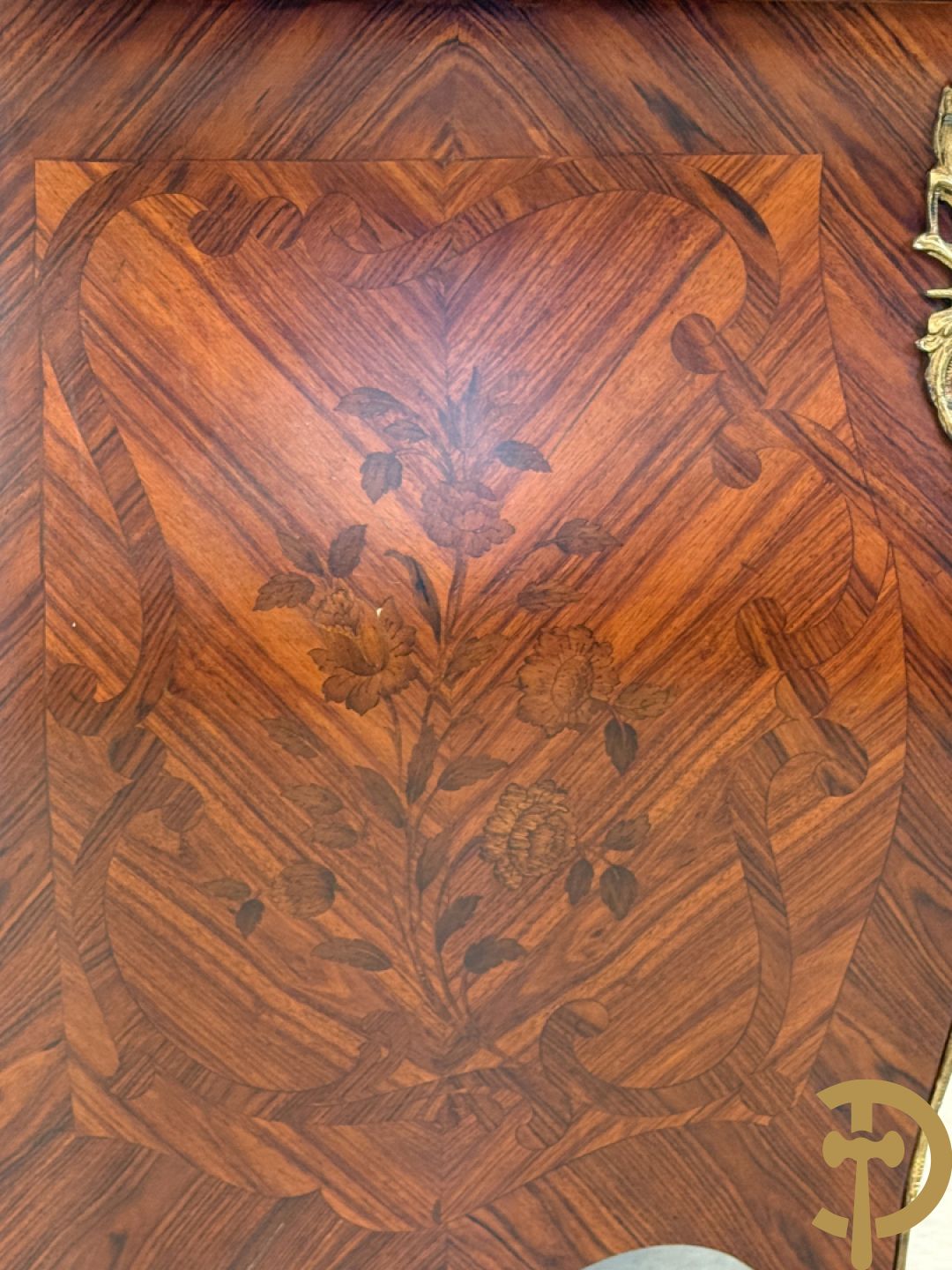 Notelaren gegalbeerde drieladencommode met bloemenmarquetterie en bezet met bronzen ornamenten, bovenaan met marmeren blad