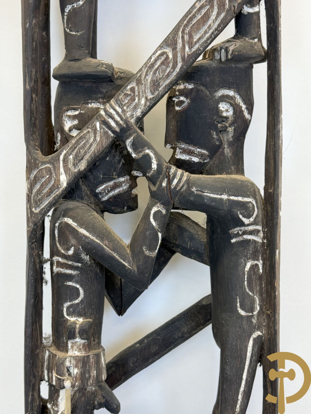 Nieuw Zeelandse totempaal met gesculpteerde houten figuren bewerkt met krijt