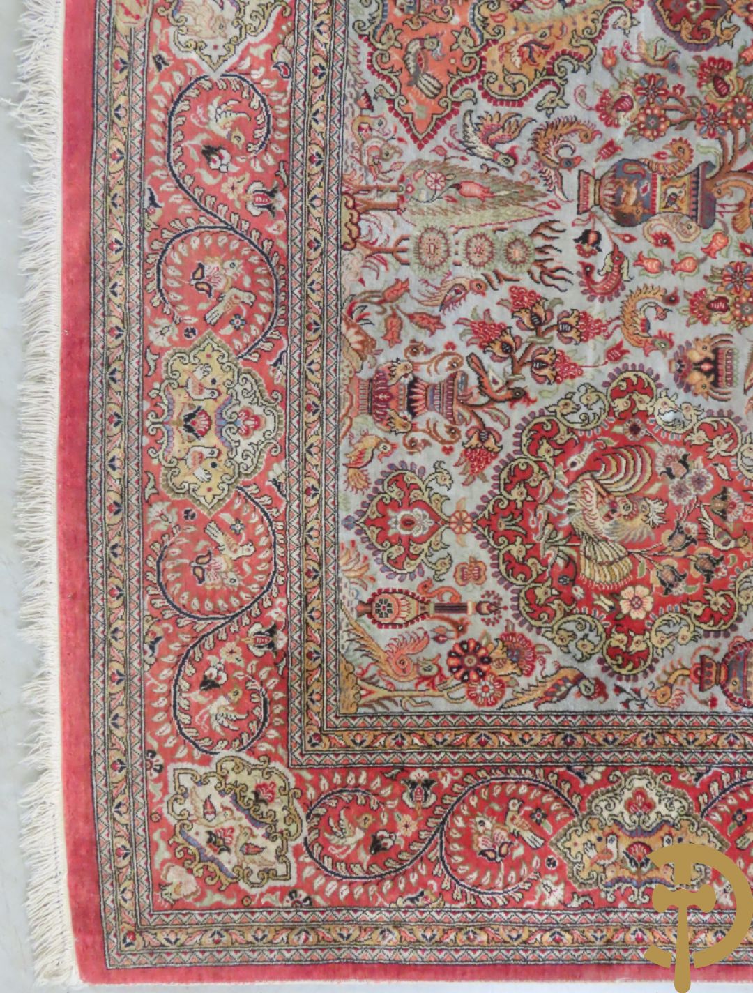 Oosters handgeknoopt tapijt zijde op katoen met bloemenpatronen, vogelmotieven en decor van amfoorvazen + Oosters handgeknoopt tapijt met decor van bloemen en amfoorvaas