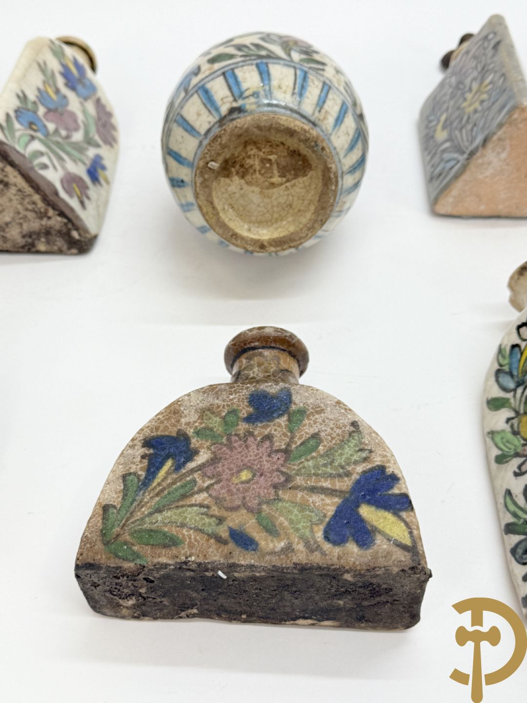 10 meerkleurige geglazuurde keramieken flesjes met decor van bloemen-en dierenmotieven, Iznik