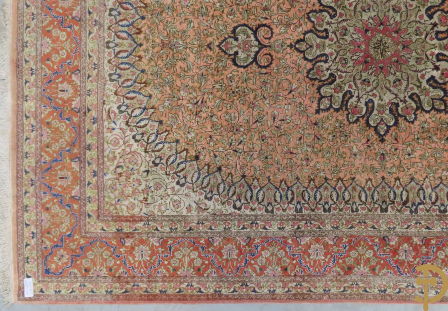 Oosters handgeknoopt tapijt zijde op katoen met centraal medaillon en bloementaferelen