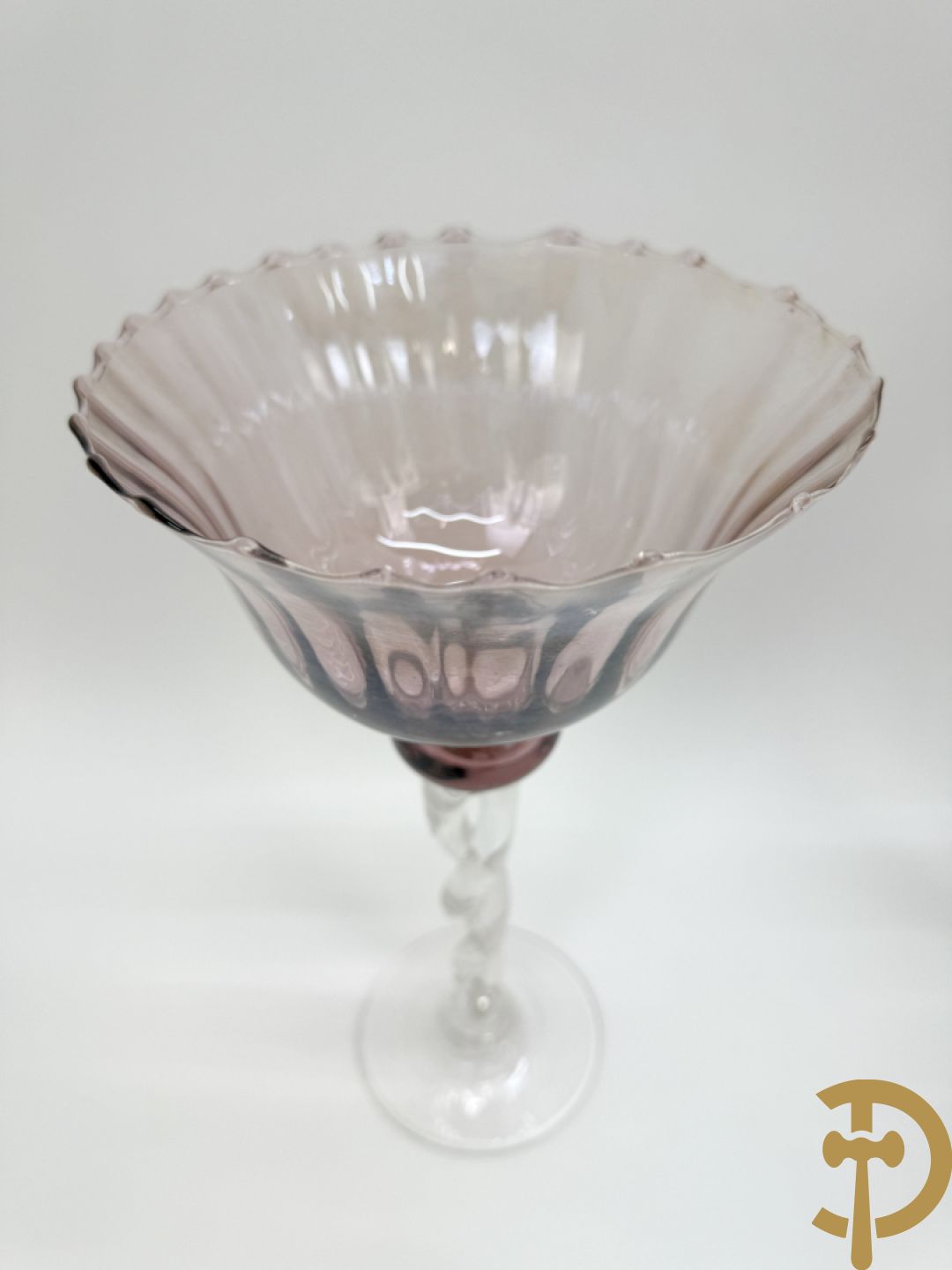 Roze mondgeblazen fluitvormige vaas + 2 Italiaanse getorste vazen