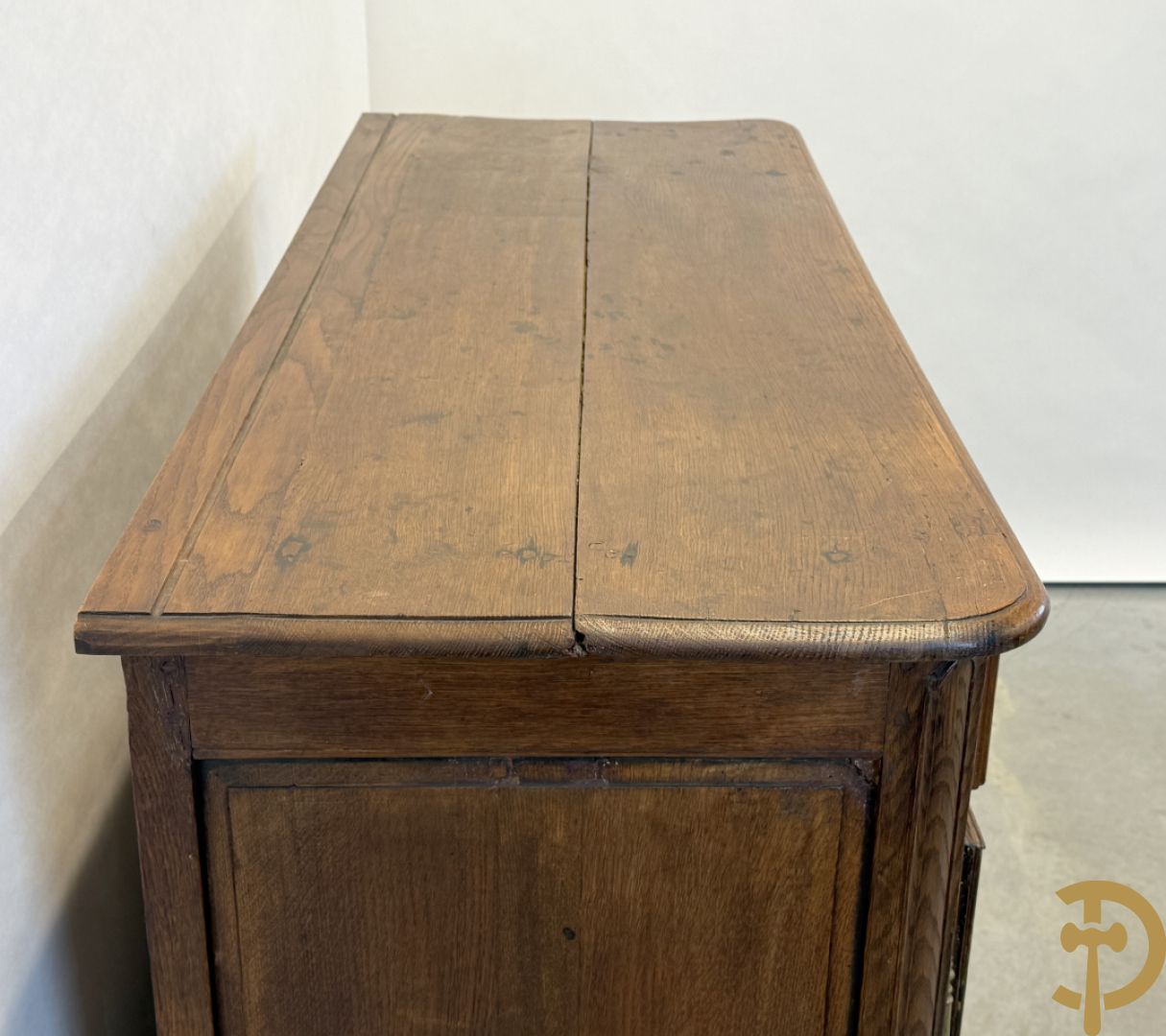 Massief eiken Vlaamse tweedeursdresse met 2 lades, afgestoken panelen en voluutvormige poten, 18e