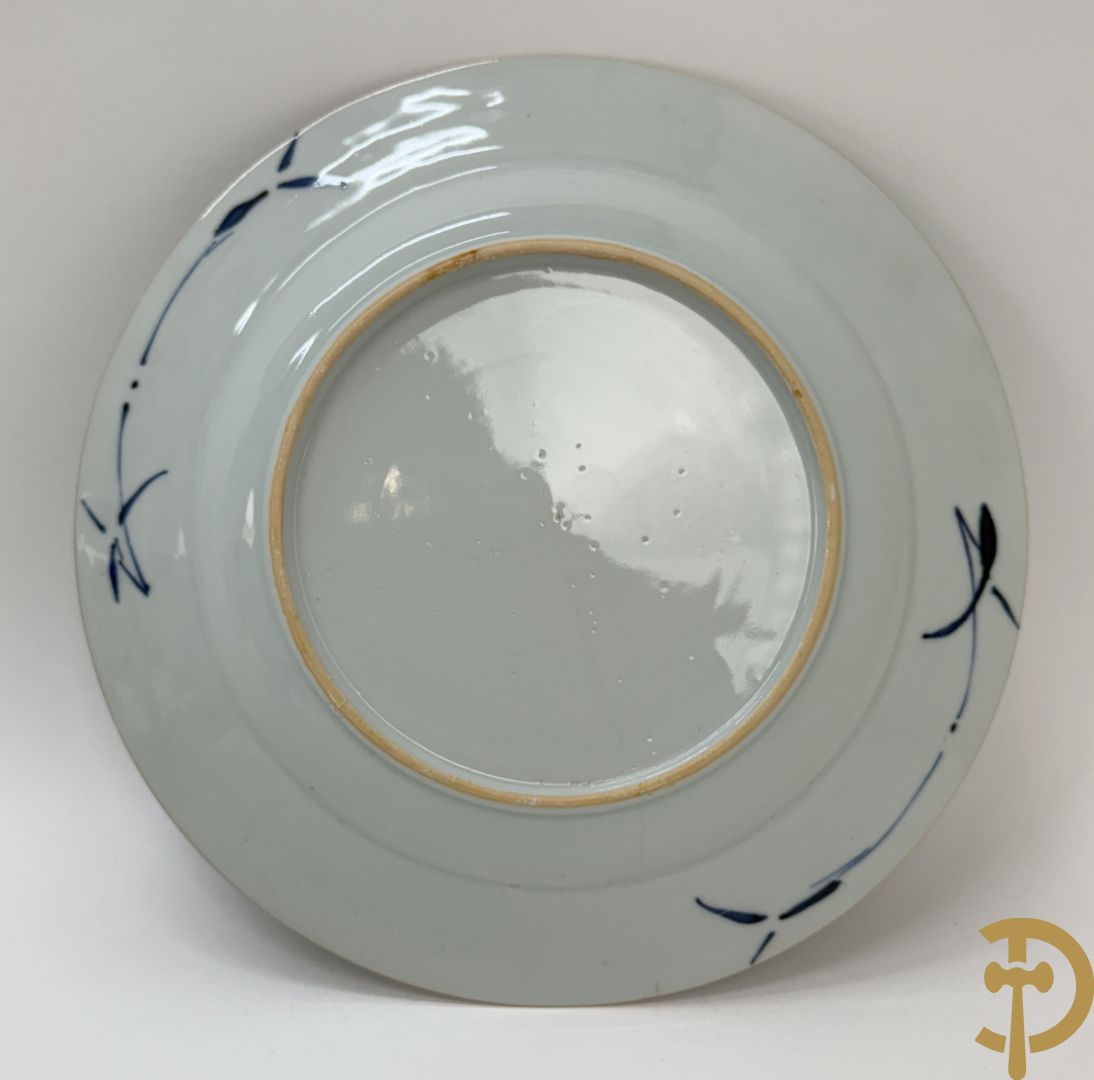 Acht Chinese porseleinen blauw/wit bordjes met bloemendecor, Kangxi