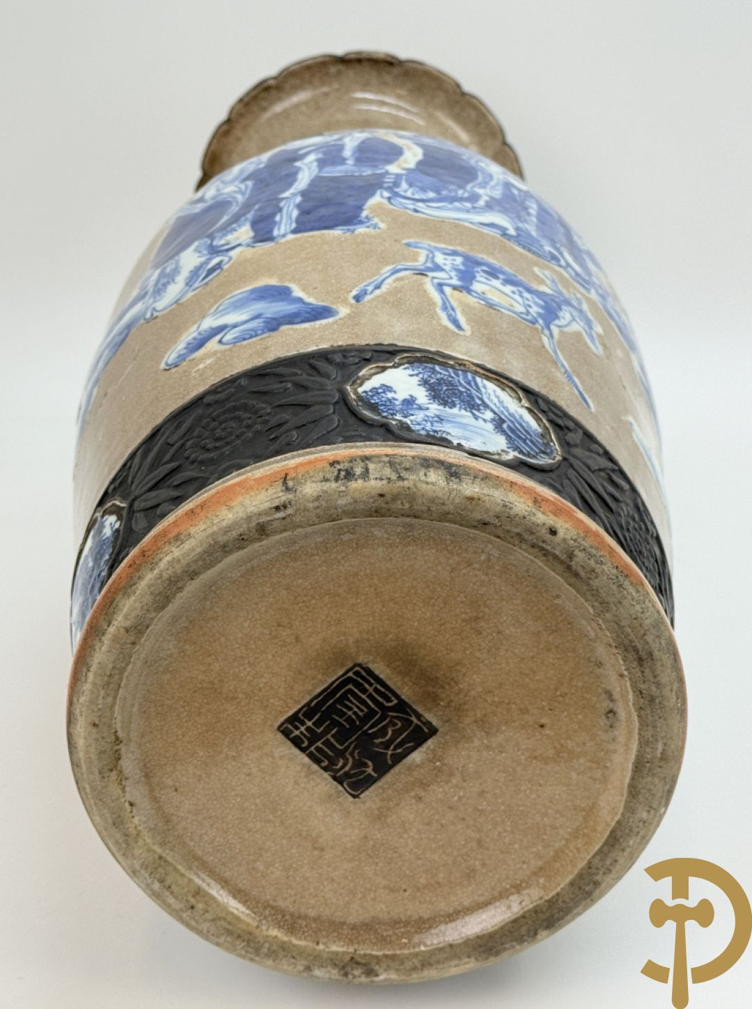 Antieke Chinese Nankin vaas met decor van wijsgeren, onderaan bezet met hert en bovenaan met pioenrozen