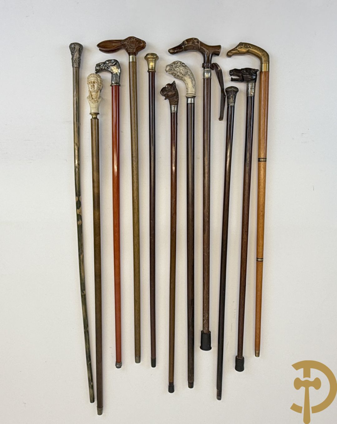 Verzameling wandelstokken met o.a. dierenhoofden en zilveren ornamenten