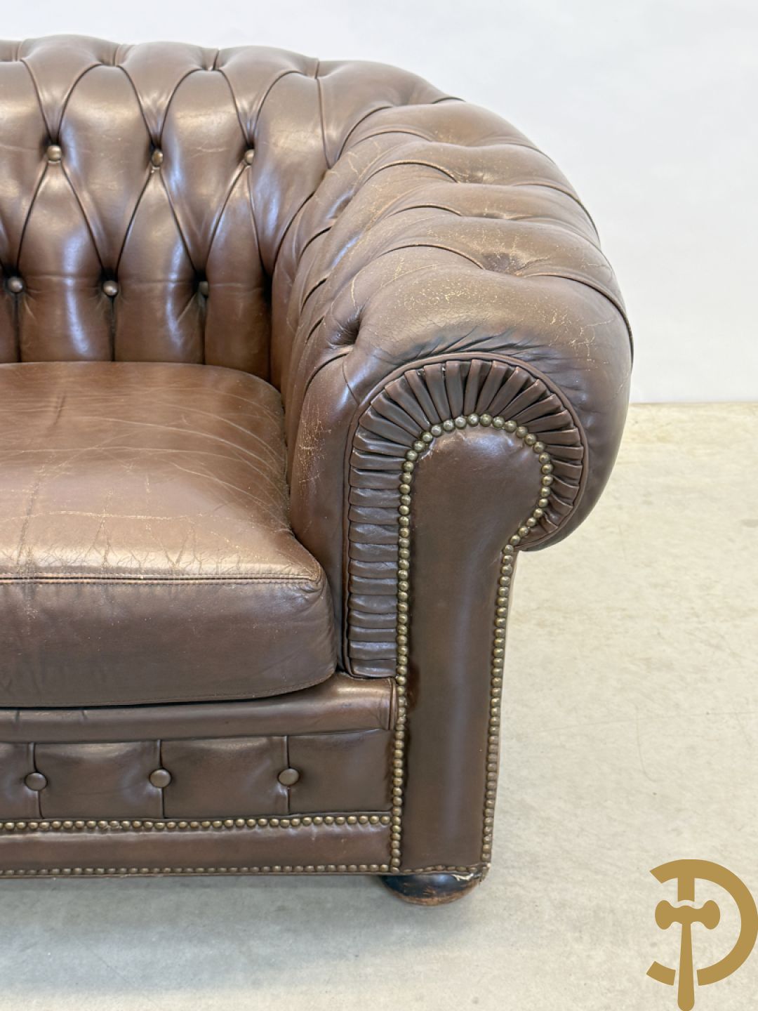 Bruin lederen driezit en club chesterfield