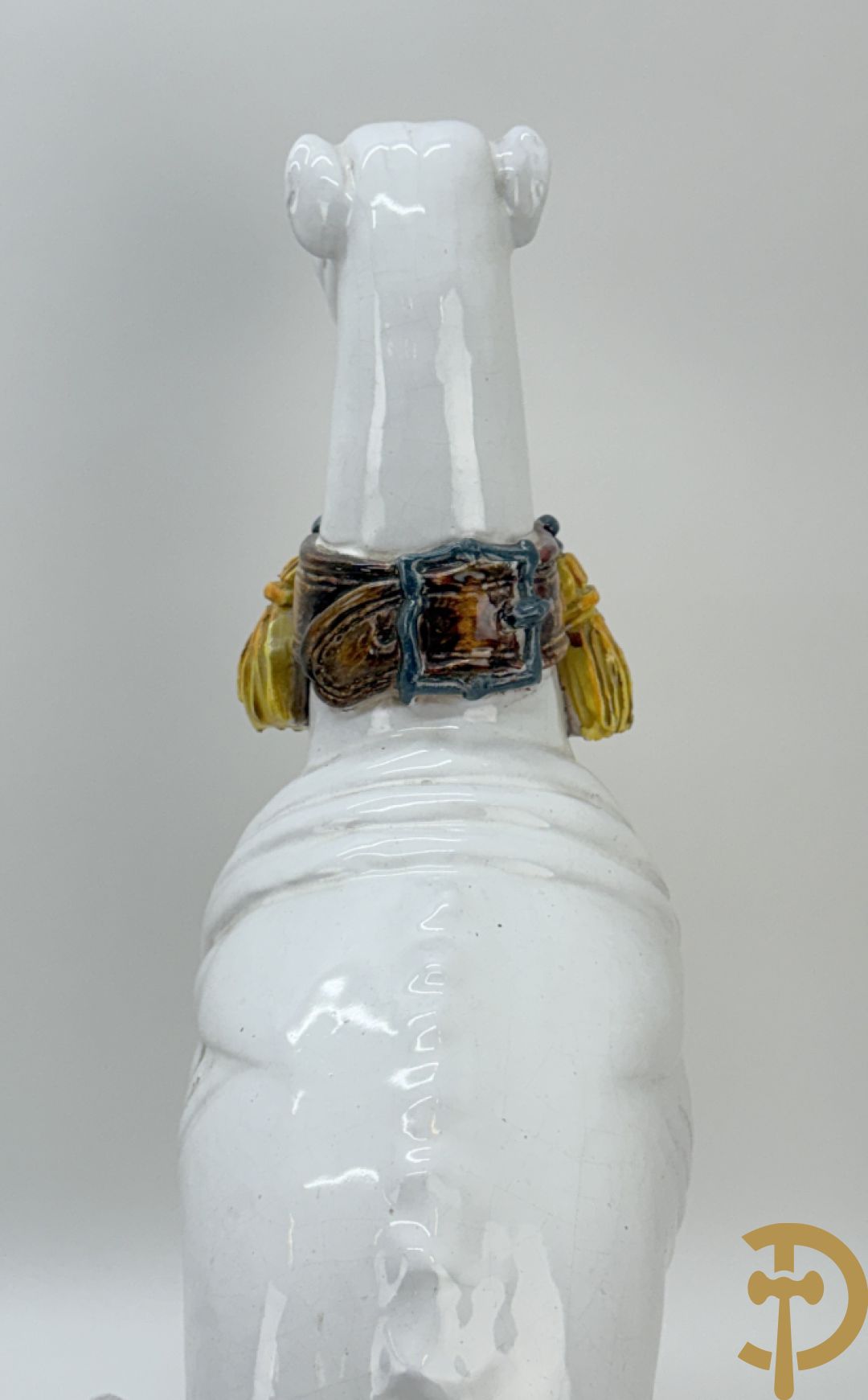 Italiaanse keramieken neergezeten witte windhond op kussen