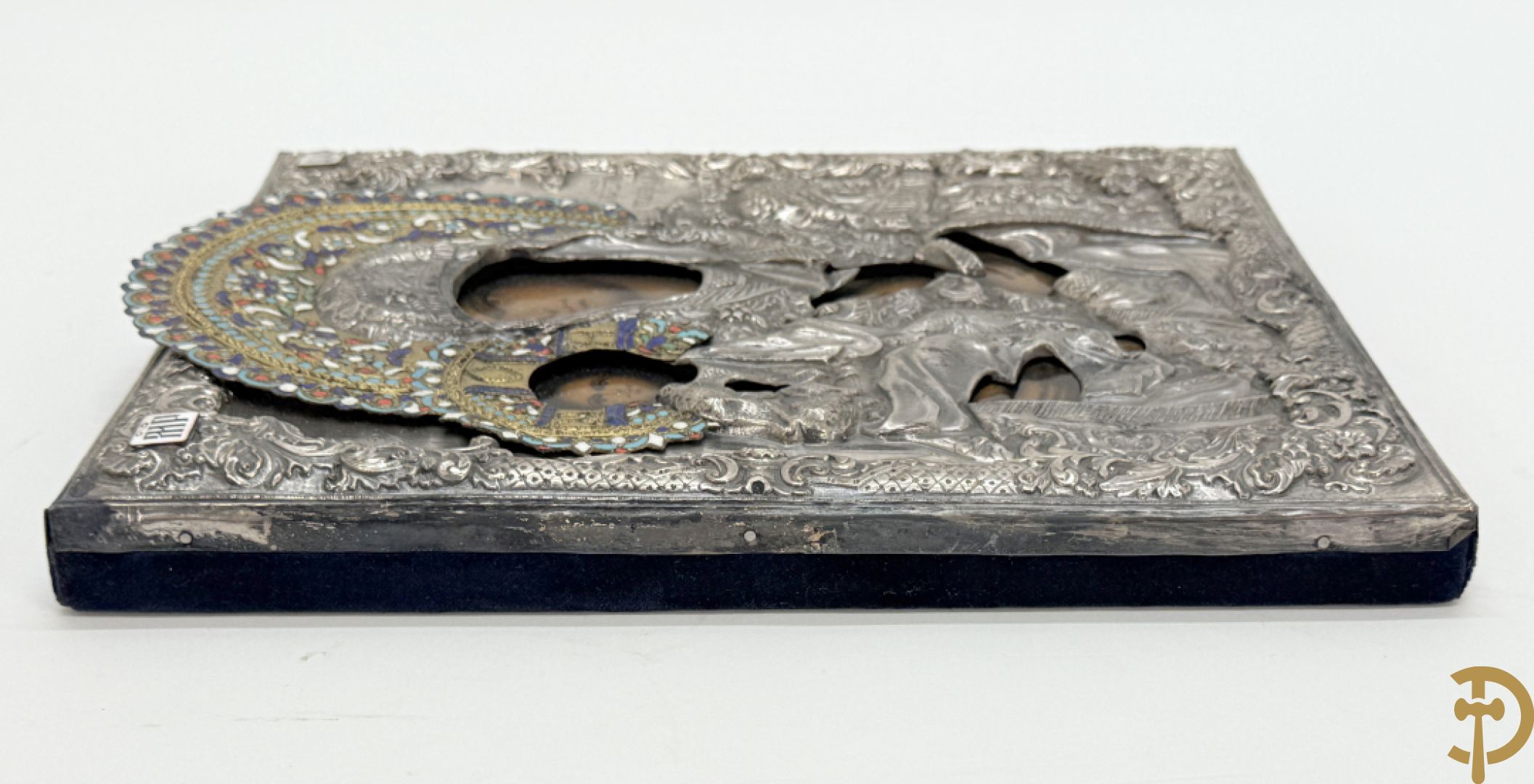 Ikoon met voorstelling van Madonna met kind en verzilverde rizza bezet met email