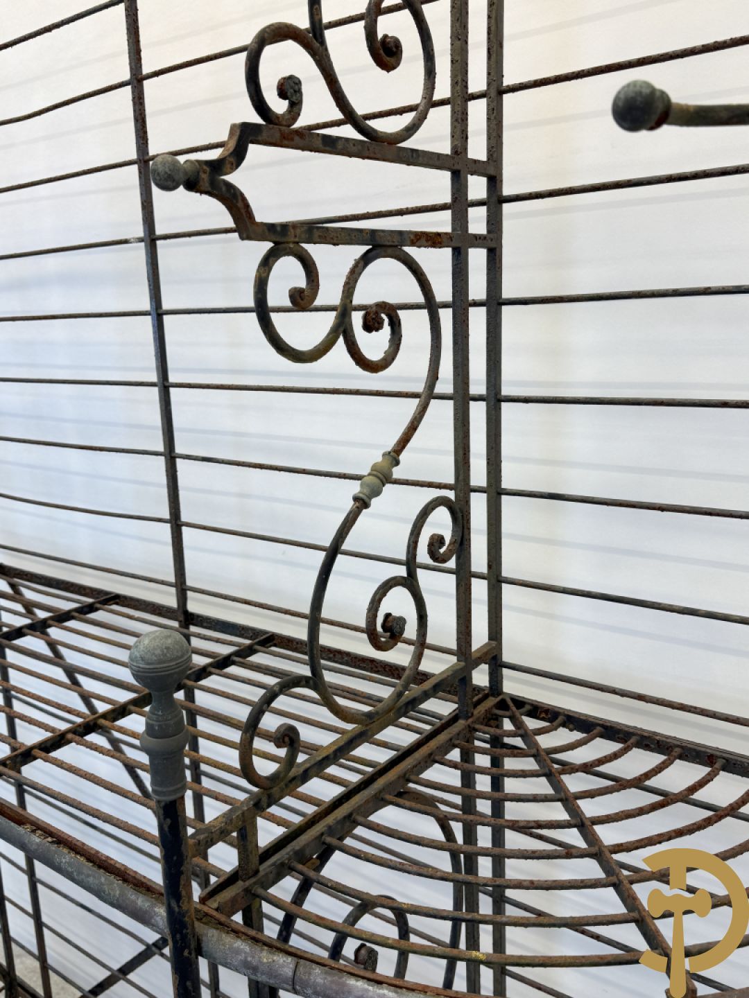 Ijzeren verweerd bakkersrek met afgeronde zijkanten