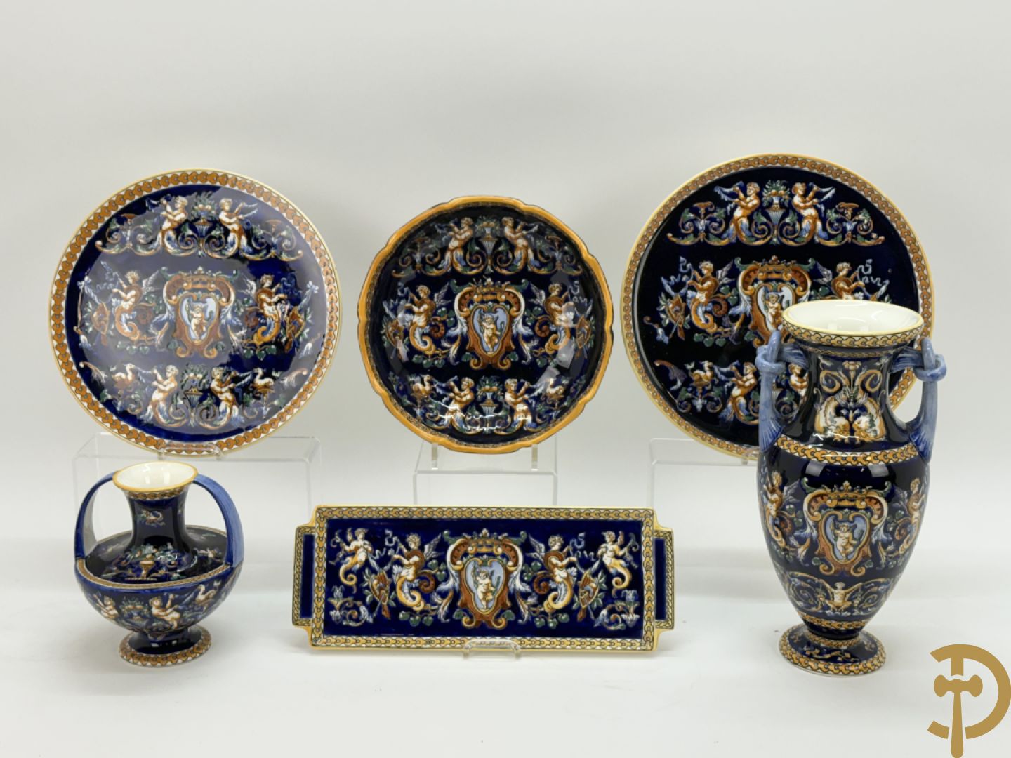 Gien schaal, 2 borden, coupe en 2 vazen met cupidodecor, decor 54