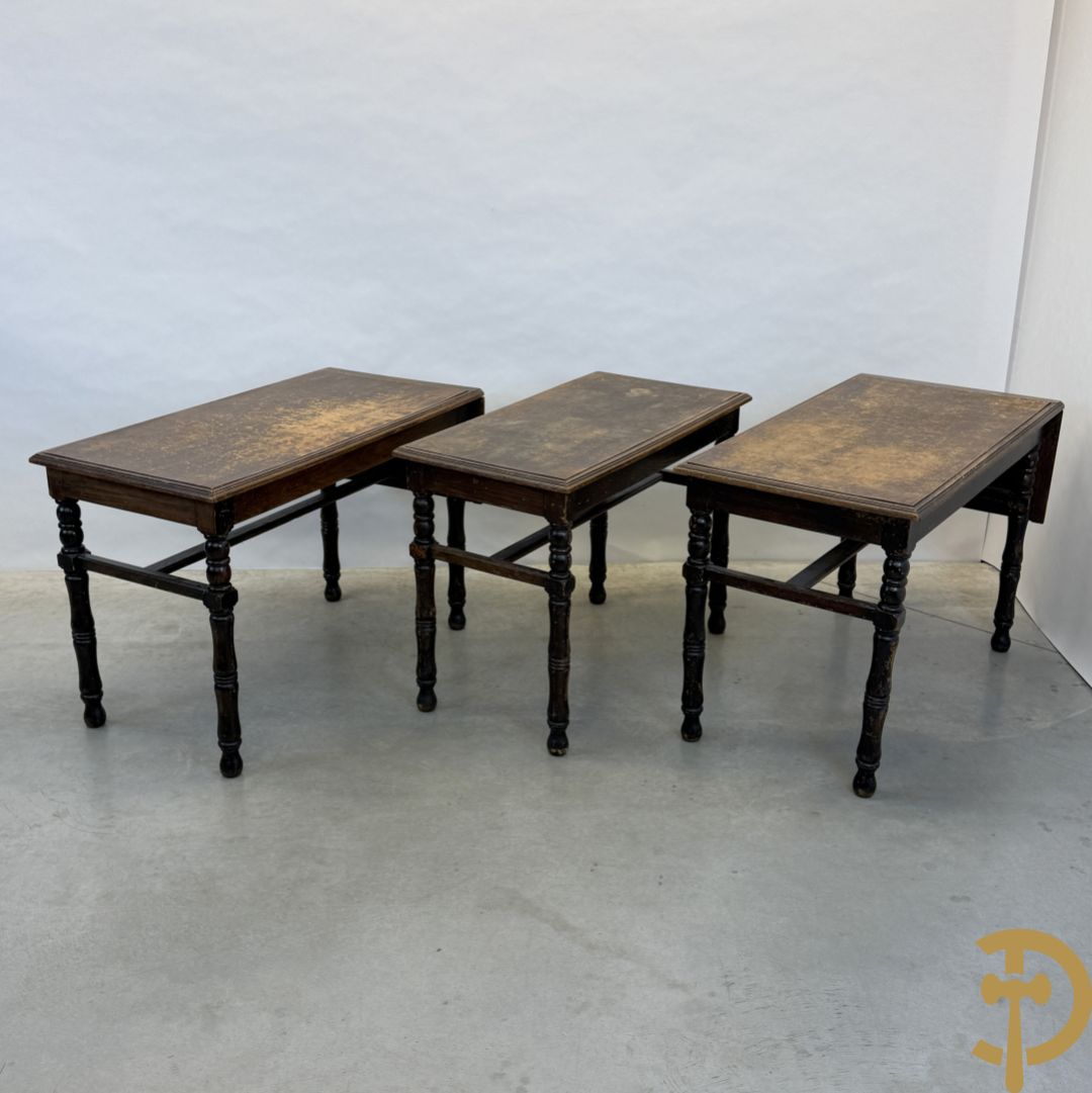 Drie antieke cafétafeltjes waarvan 2 met zijdelingse openklapbare flap