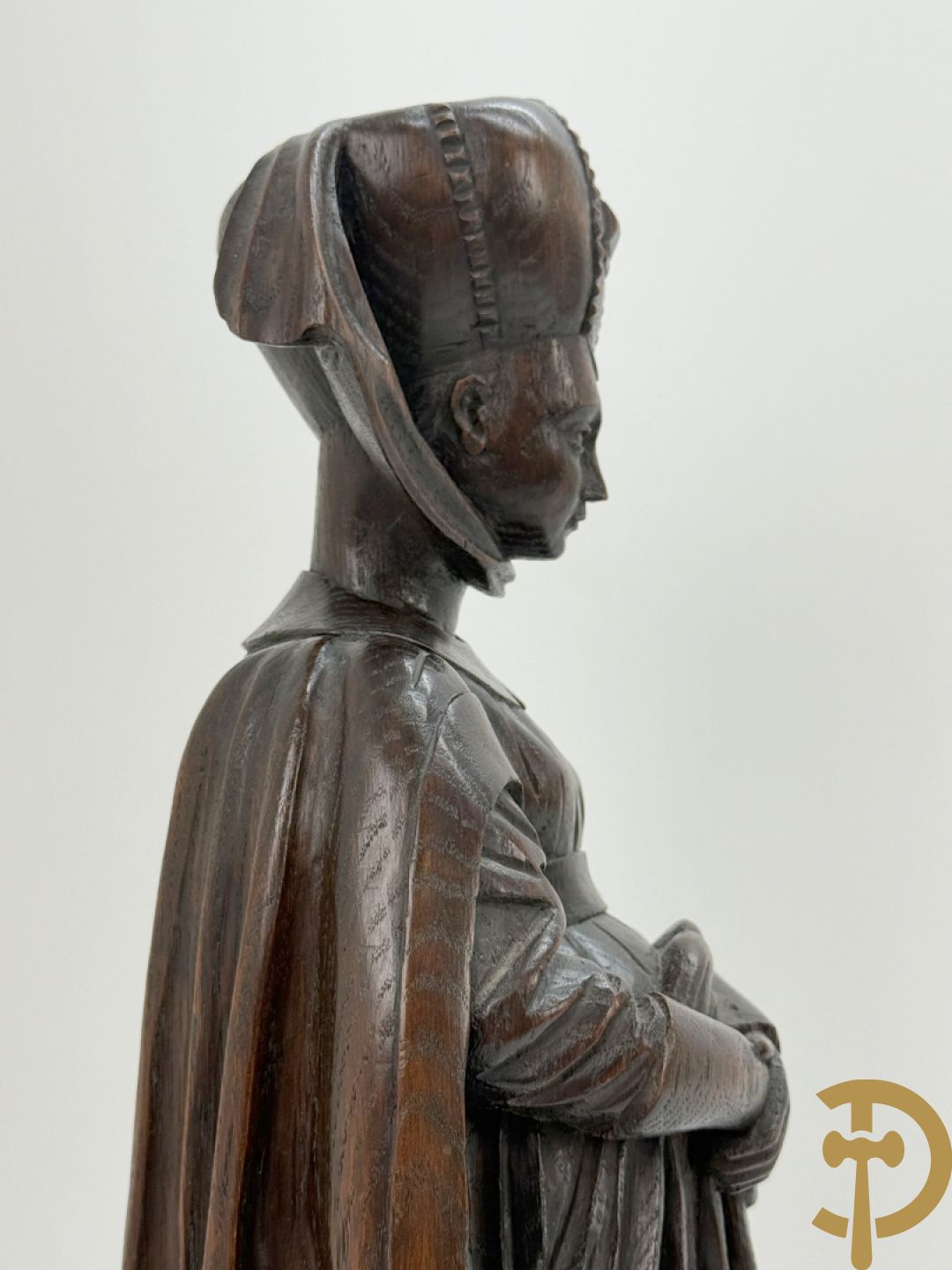 Houtgesculpteerd beeld van dame Pleurans