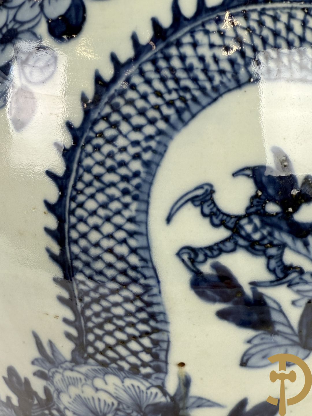 Paar Chinese blauw/witte porseleinen dekselvazen gedecoreerd met draken en bloemenmotieven, als lampadaire omgebouwd