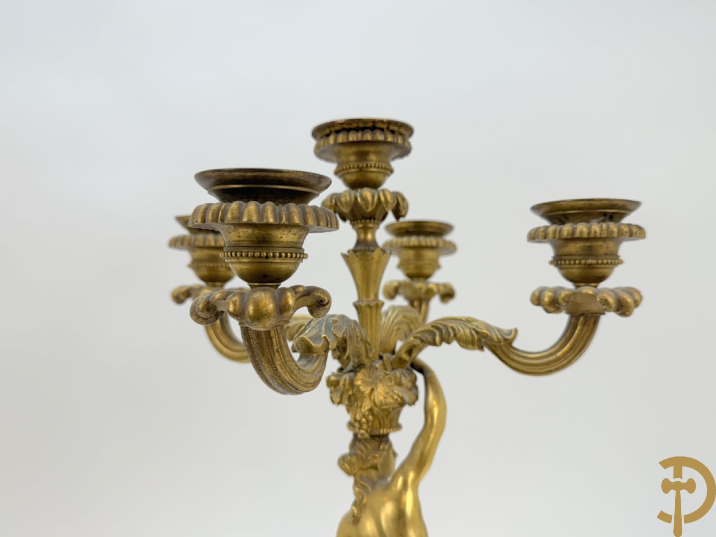 Paar bronzen kandelaars met sater en naakte dame, versierd met accanthusranken en dierenmotieven