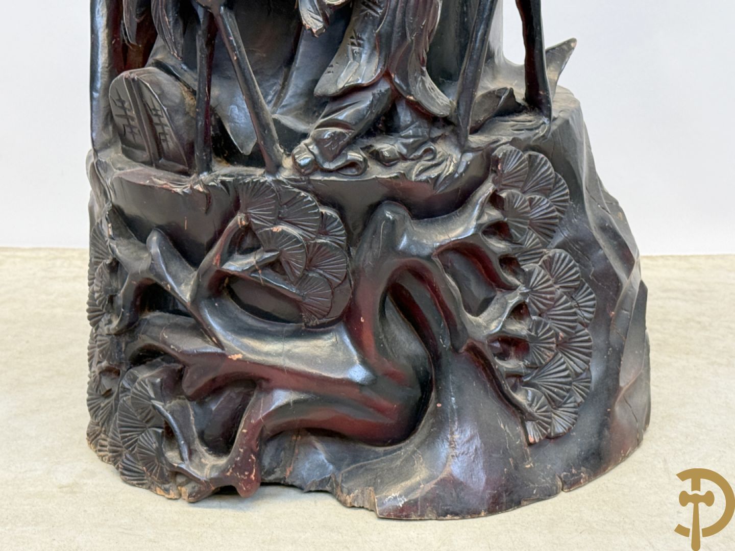 Aziatische houtsculptuur van wijsgeer met staf, vogels en kinderen