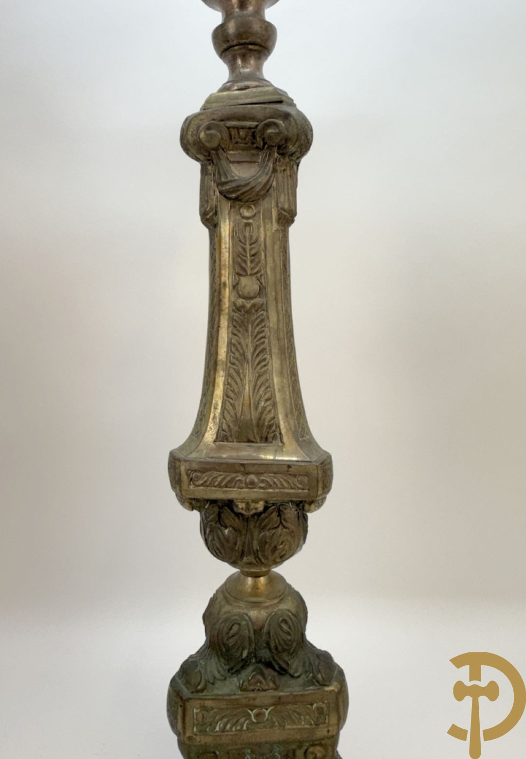 Religieuse kerkkandelaar met afbeeldingen aan de voet