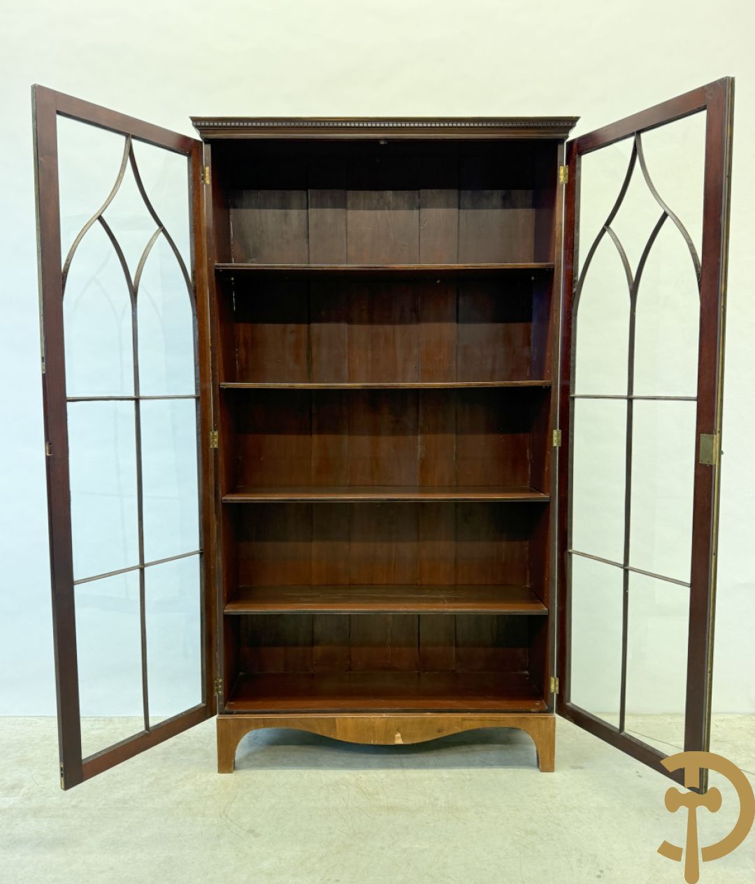 Paar Engelse mahoniehouten vitrines met legbanken