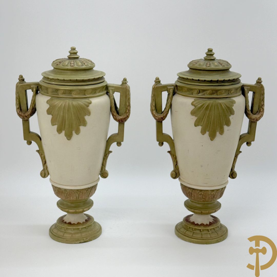 Paar Royal Dux dekselvazen, nummer 5447