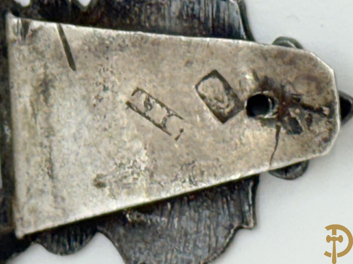 Massief zilveren collectenbus, 2 statieplakkettes, 2 slotjes van boek, wapenschild, penning