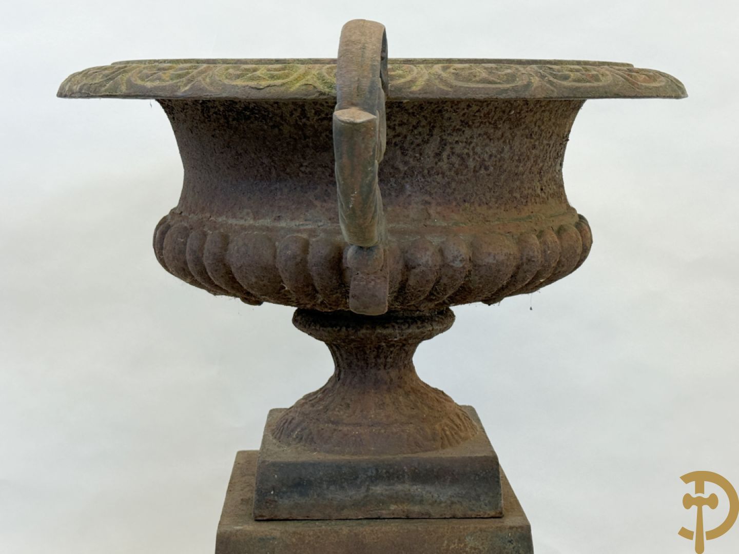 Kelkvormige amfoorvaas op gietijzeren sokkel