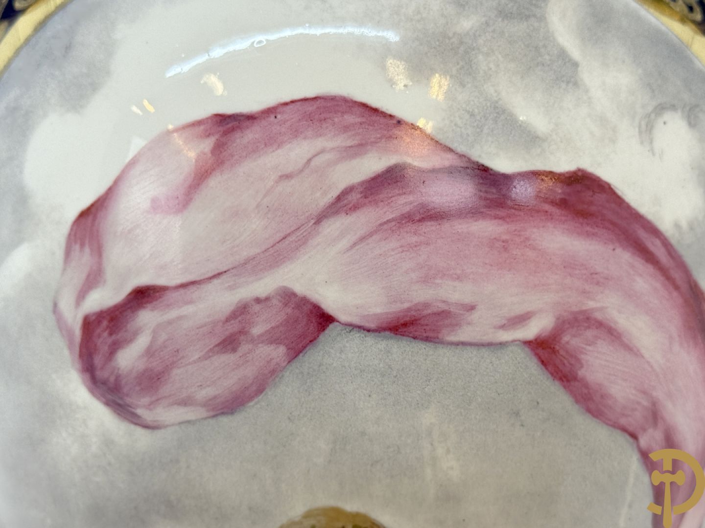 Paar Sèvres stijl vazen met bronzen oren en éénzijdig decor van cupido