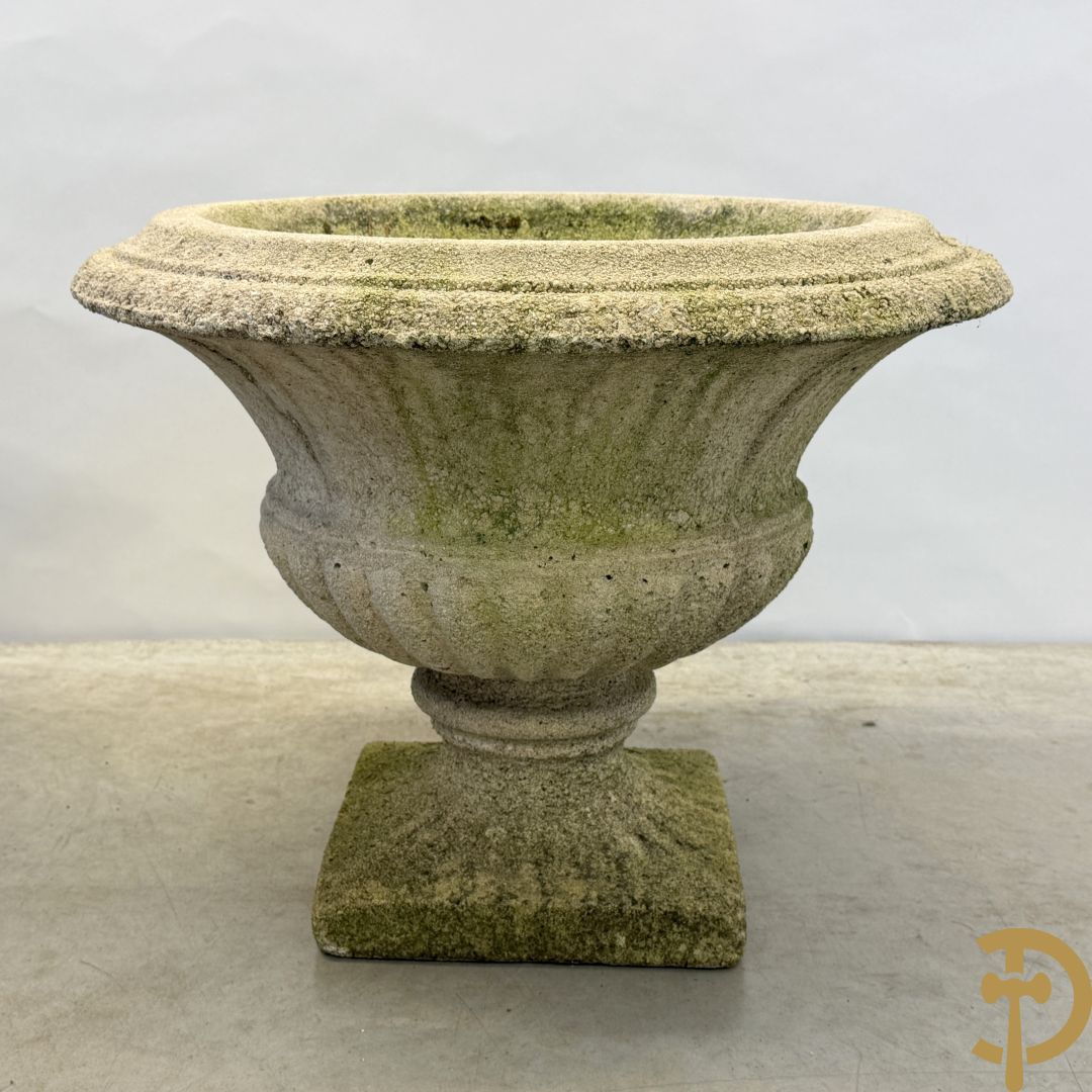 Paar stenen cachepots, onderaan gelobd