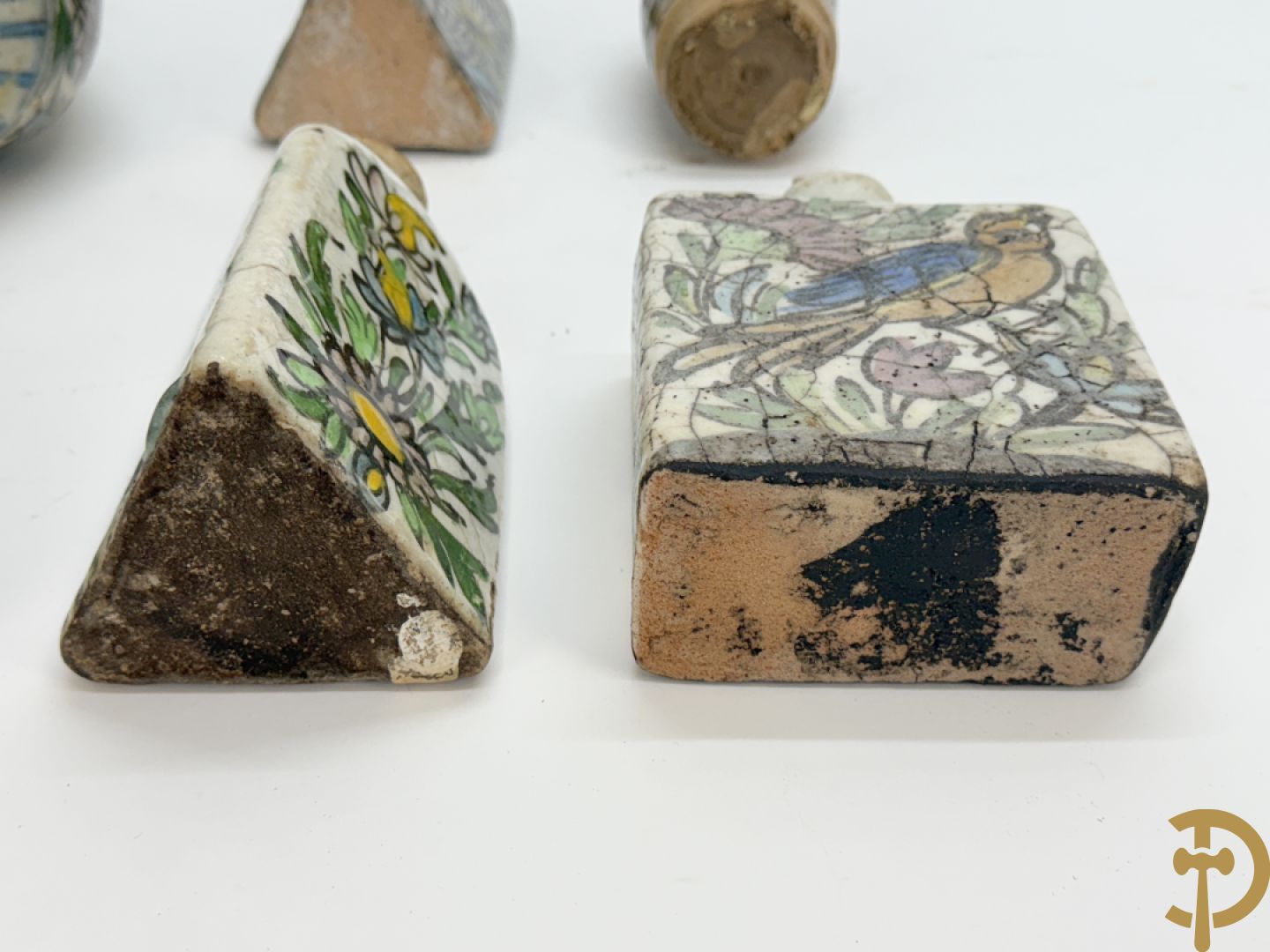 10 meerkleurige geglazuurde keramieken flesjes met decor van bloemen-en dierenmotieven, Iznik