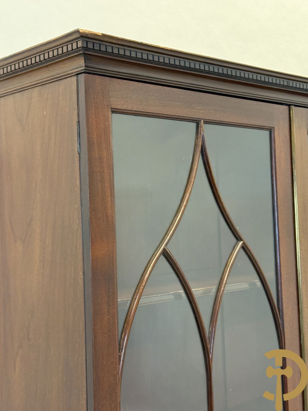 Paar Engelse mahoniehouten vitrines met legbanken