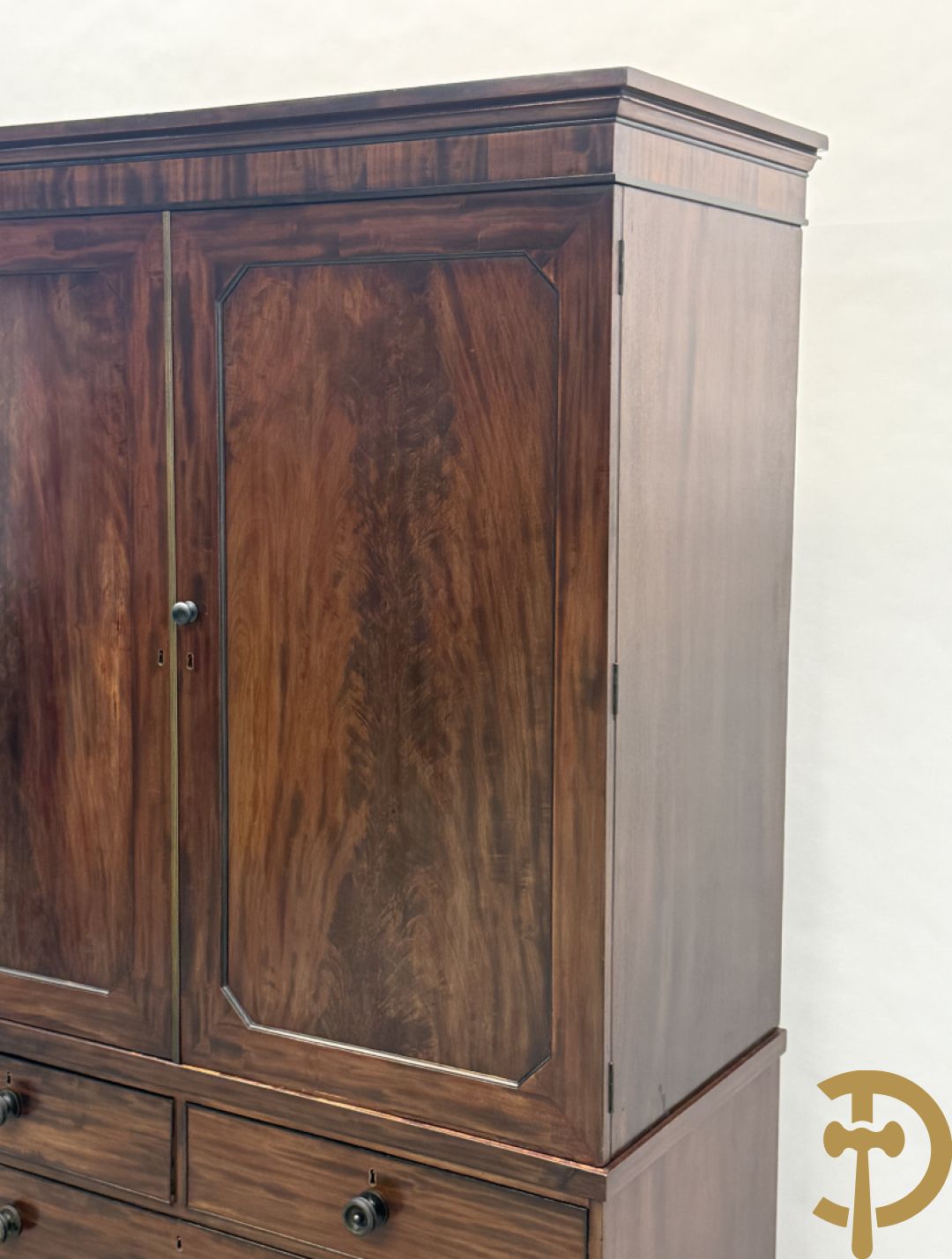 Engelse mahoniehouten linnenpress met 2 deuren bovenaan,  5 uitschuifbare lades in interieur - onderaan met 4 lades