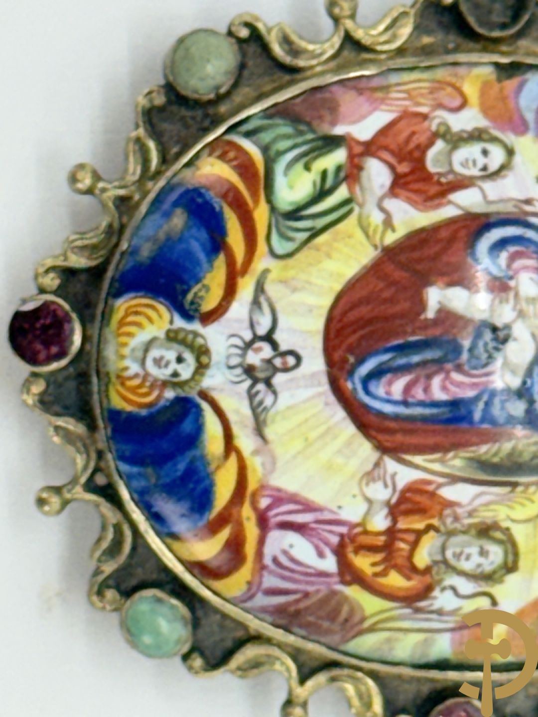 Lot massief zilver w.o. 2 geajoureerd riemboekels waarvan 1 met email bewerkt, geajoureerde centuurhouder met cupido