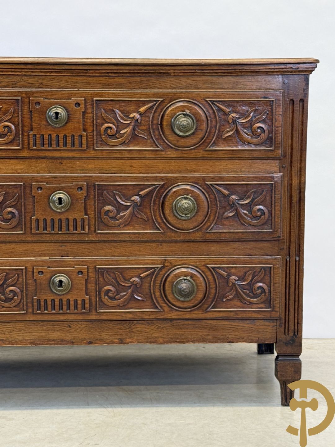 Massief eiken Louis XVI drieladencommode met gepanneleerde zijkanten en accanthusranken in de lades