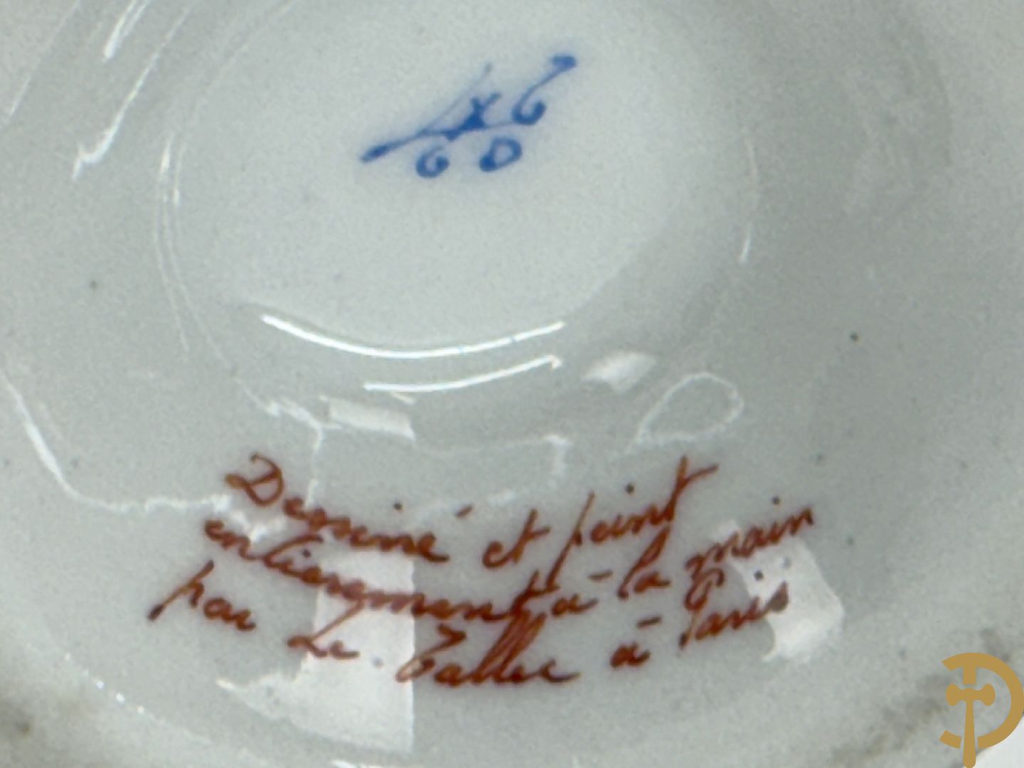 Handbeschilderde porseleinen siervaas met bloemenbeschildering en sfinxen + paar porseleinen cachepots met bloemendecor + 3 porseleinen  kopjes en schoteltjes