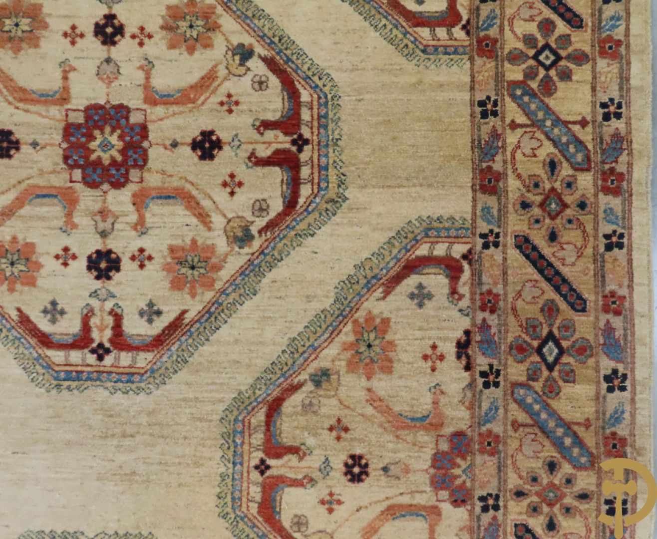 Oosters handgeknoopt tapijt met bloemen- en vogelmotieven op beige fond