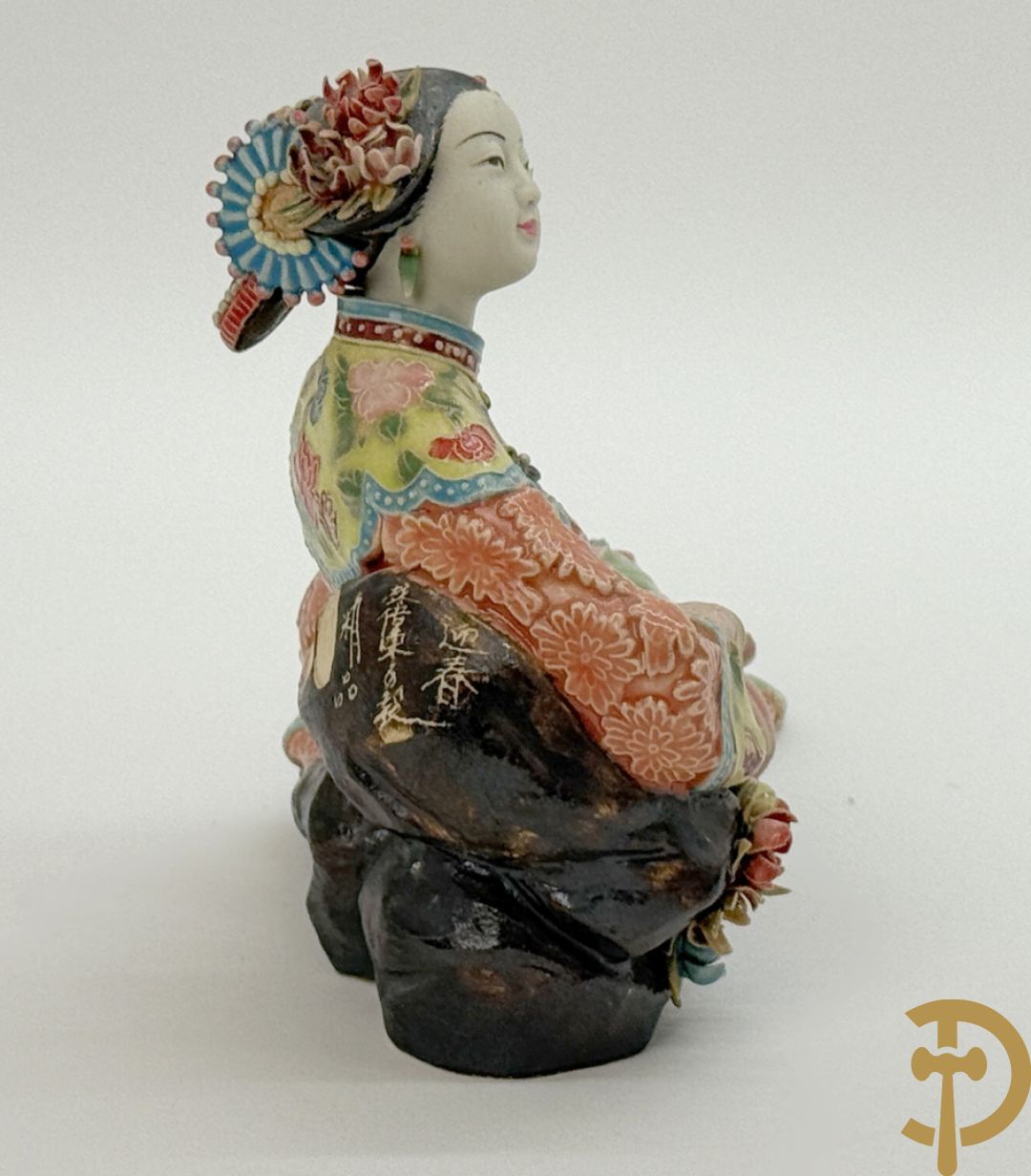 Japanse porseleinen liggende dame met waaier