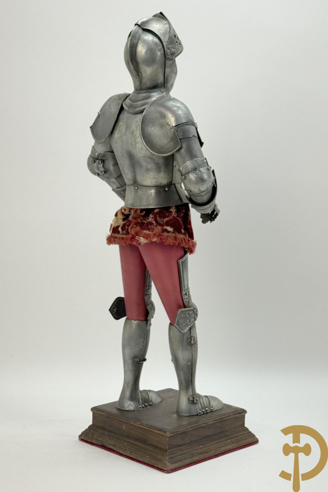 Miniatuur harnas met terra cotta hoofdje in helm op houten voet