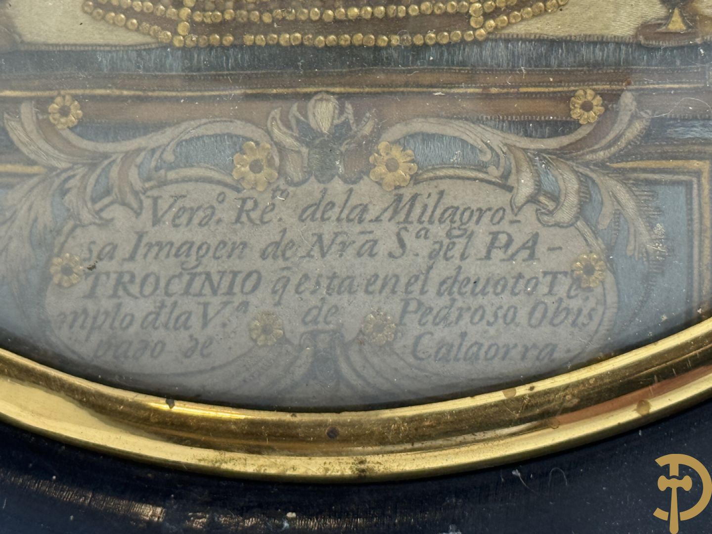 Voorstelling van Madonna met kind, deels verguld, deels geaquarelleerd - in ovale lijst + Voorstelling van Madonna met kind in textielwerk in ovale lijst + Madonna met kind in glazen kastje+ 2 kleine ovale medaillons in pijpaarde