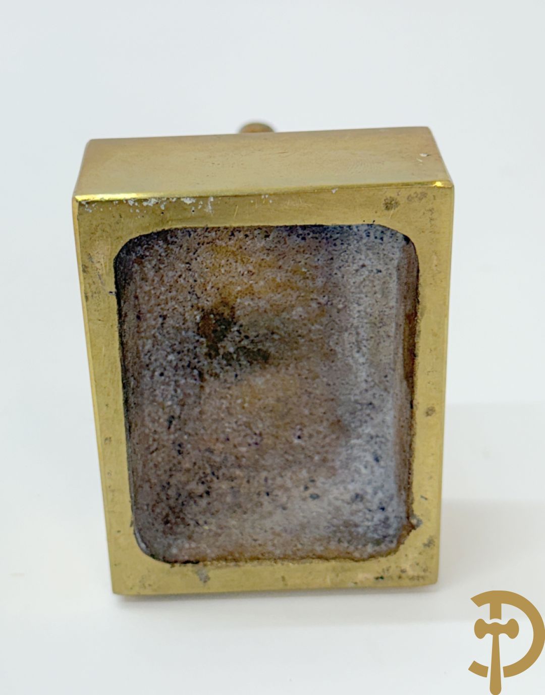 Gietijzeren Engelse hond + spaarpotten van gietijzeren varken, gipsen hond en gietijzeren kachel + verzamelobjecten Sphinx en Selles + koperen waterkraan