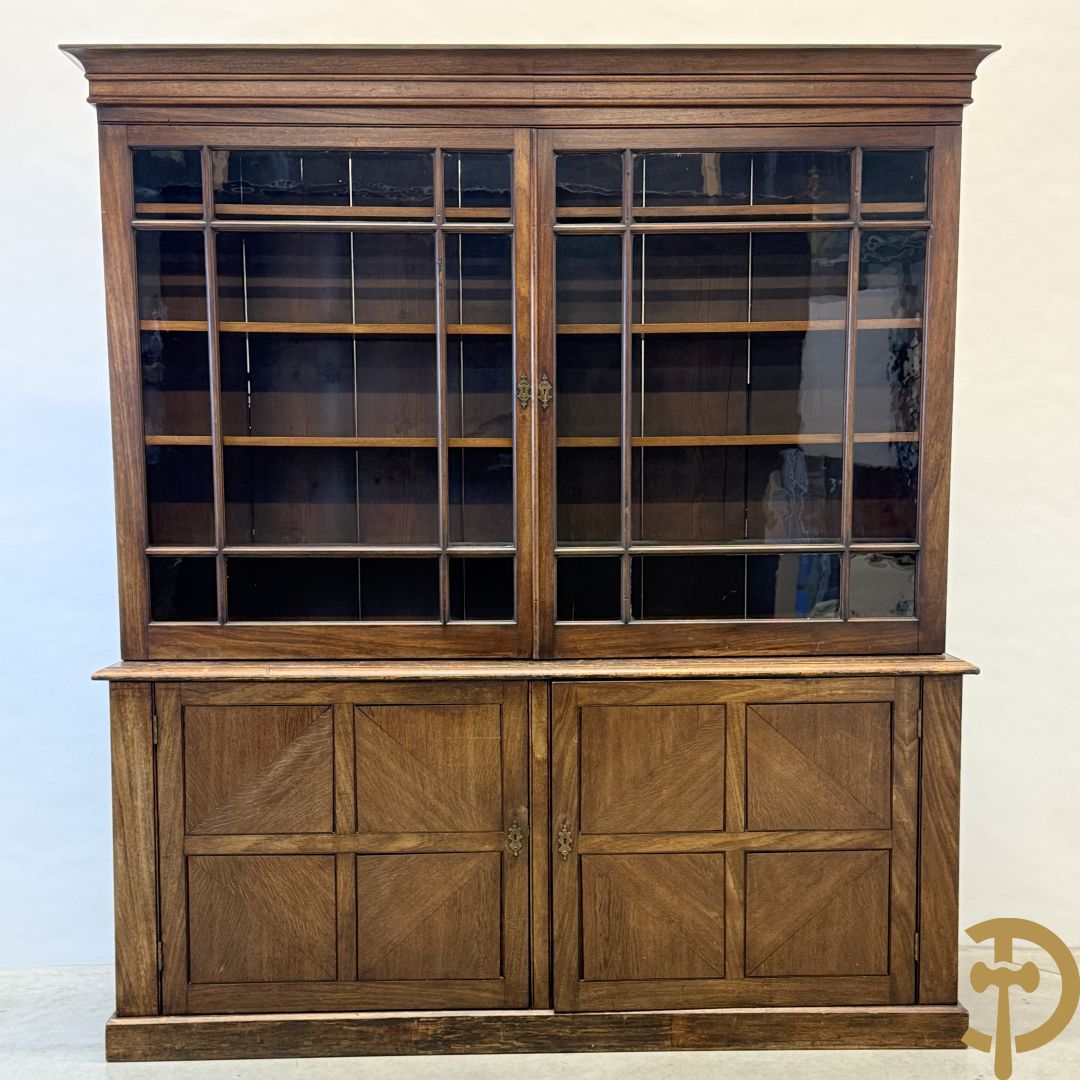 Grote kast met tweedeursvitrine bovenaan en beneden met 2 gesloten deuren - combinatie van eik, mahonie en notelaar