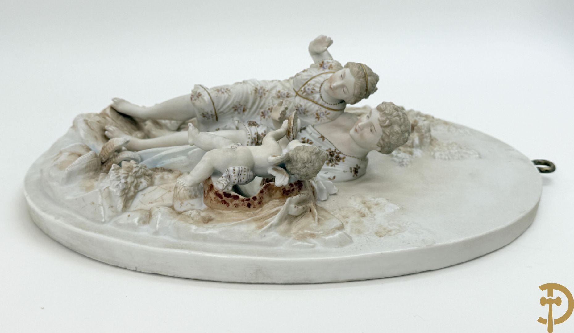 Paar ovale basreliefs met romantisch koppel en cupido in biscuit, achteraan onleesbaar gestempeld