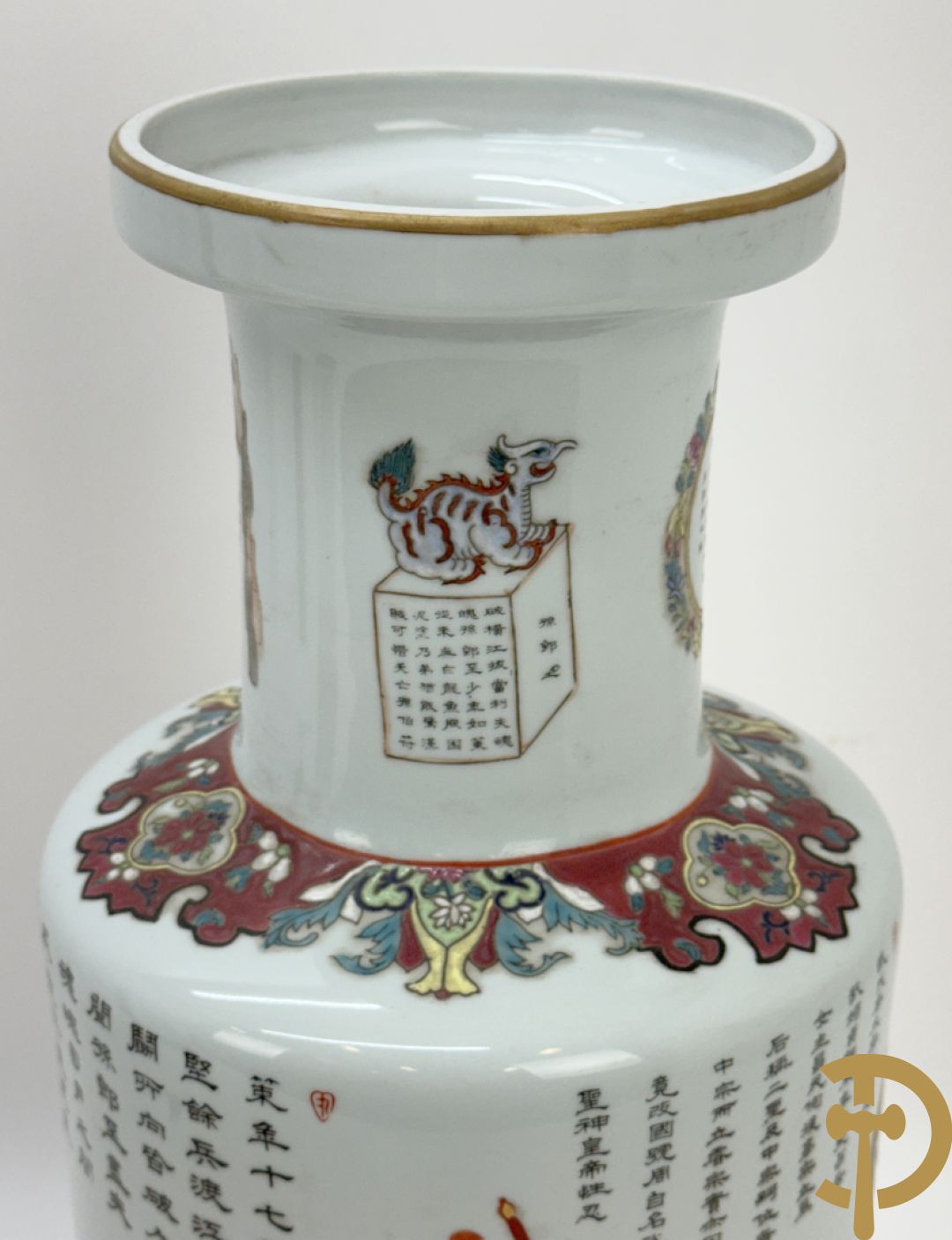 Paar porseleinen Chinese vazen met decor van personages en Chinese tekens, handgekleurd