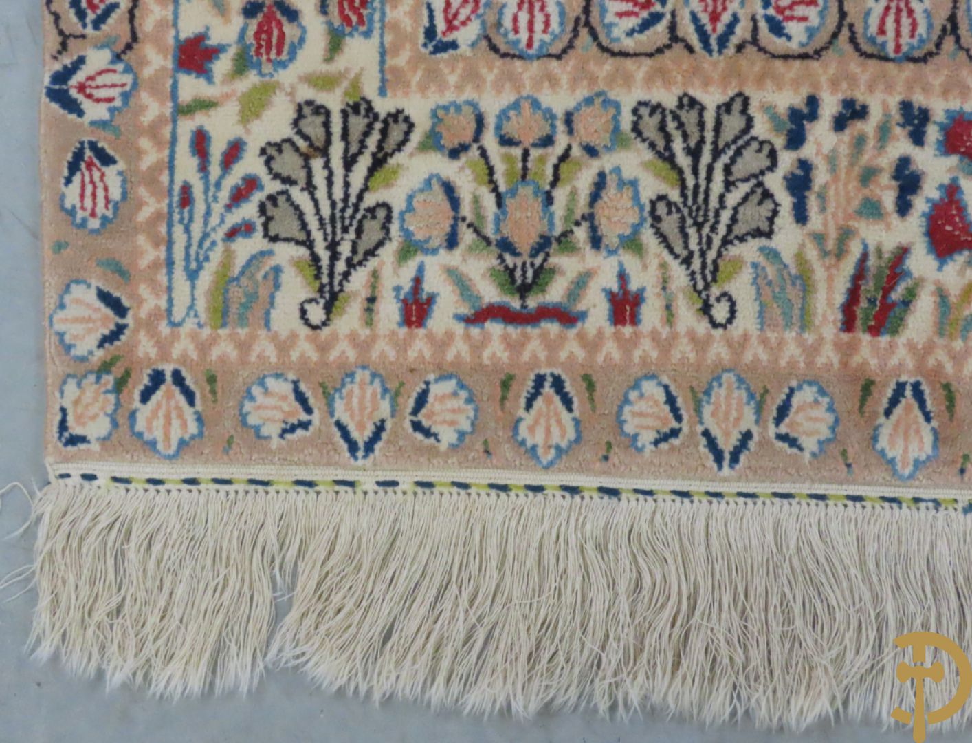 Oosters handgeknoopt tapijt Heriké met decor van amforen , bloemen en vogels