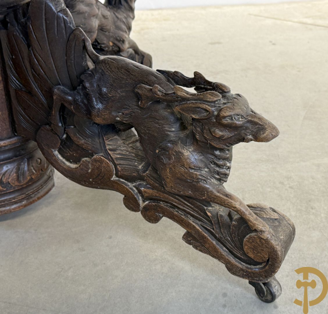 Eiken ovale jachttafel met 4 verschillende dieren + zes stoelen met canage op getorste poten (verschillende modellen)