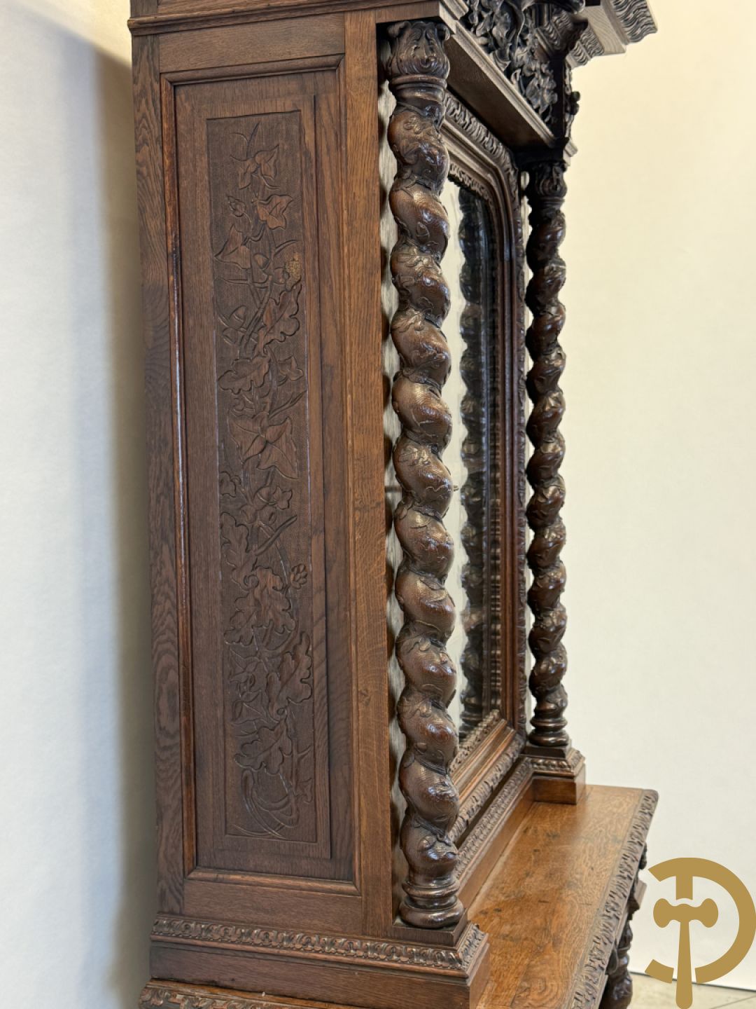 Massief eiken jacht deux-corps, bovenaan met vitrine, zijdelings met getorste zuilen, onderaan met sculptuur van everzwijn en eikebladranken