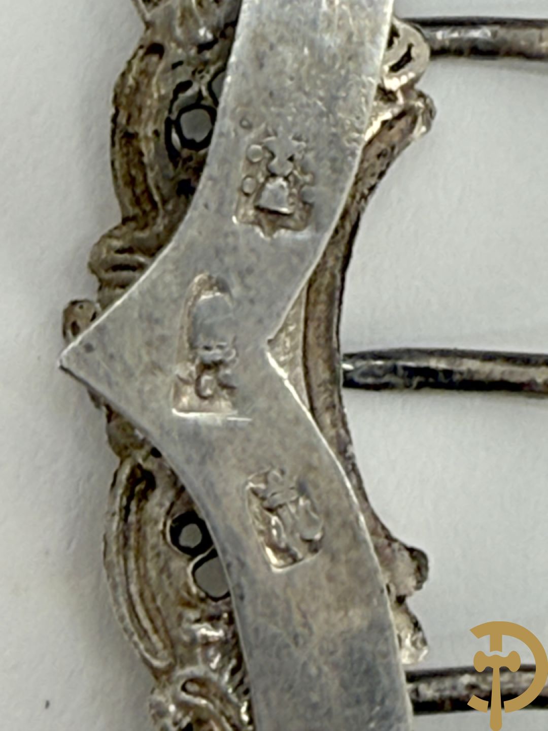 Lot massief zilver w.o. 2 geajoureerd riemboekels waarvan 1 met email bewerkt, geajoureerde centuurhouder met cupido