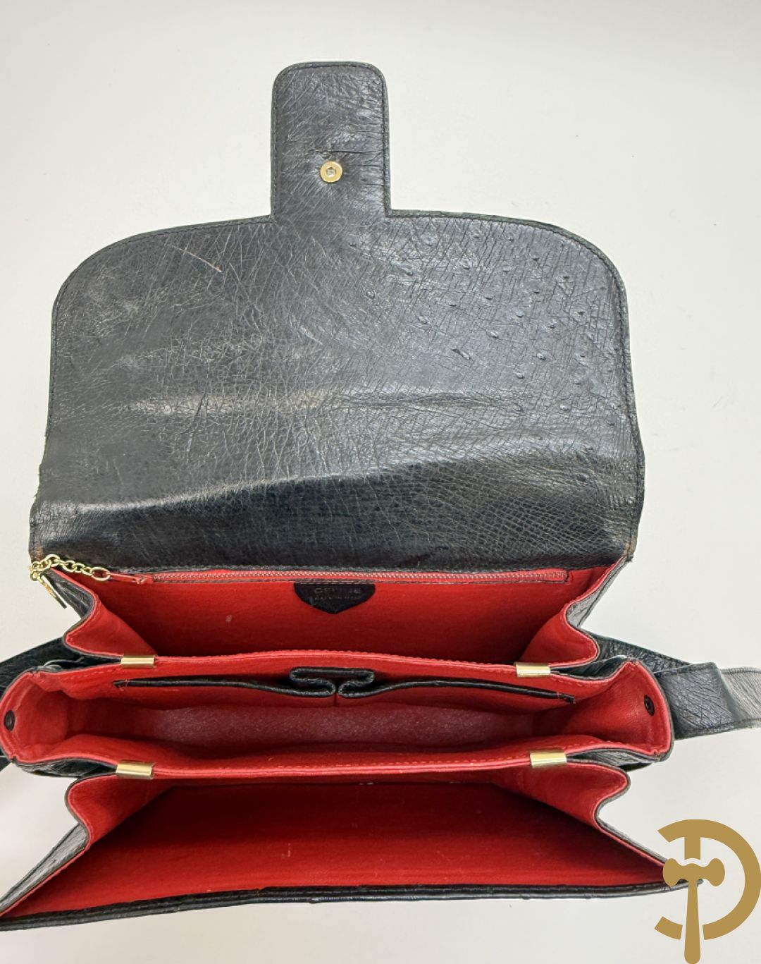 Vintage handtas in struisvogelleder met koperen ornament, Celine Paris, met bijhorende stofzak