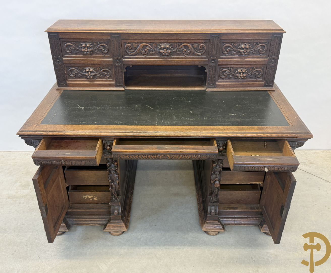 Mechels eiken bureau met opstand en Neo Renaissance invloeden